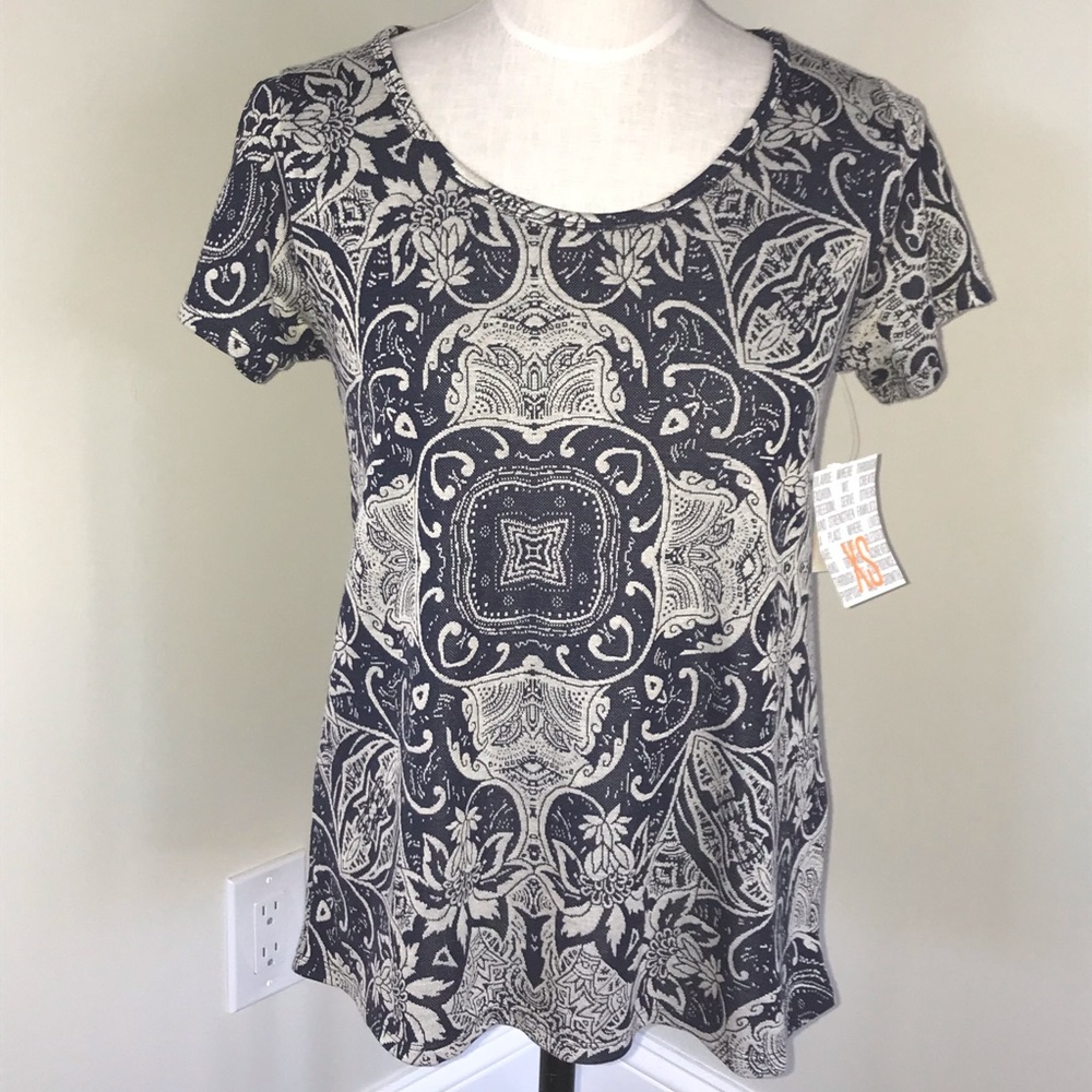 ✨3/$25✨ Lularoe Jacquard Classic Tee